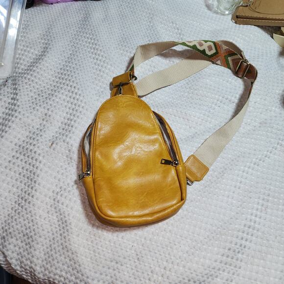 UNBRANDED EUC FAUX LEATHER CROSSBODY BAG  WELL MADE - Picture 1 of 8